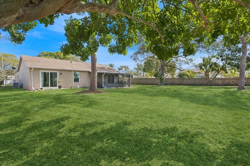 120 Greentree Circle Jupiter, FL 33458 - Photo 13 of 28 Back of the home