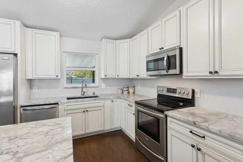 120 Greentree Circle Jupiter, FL 33458 - Photo 19 of 28 Renovated kitchen