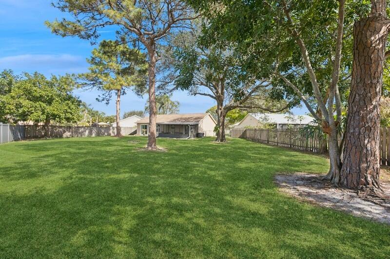 120 Greentree Circle Jupiter, FL 33458 - Photo 21 of 28 Large Yard