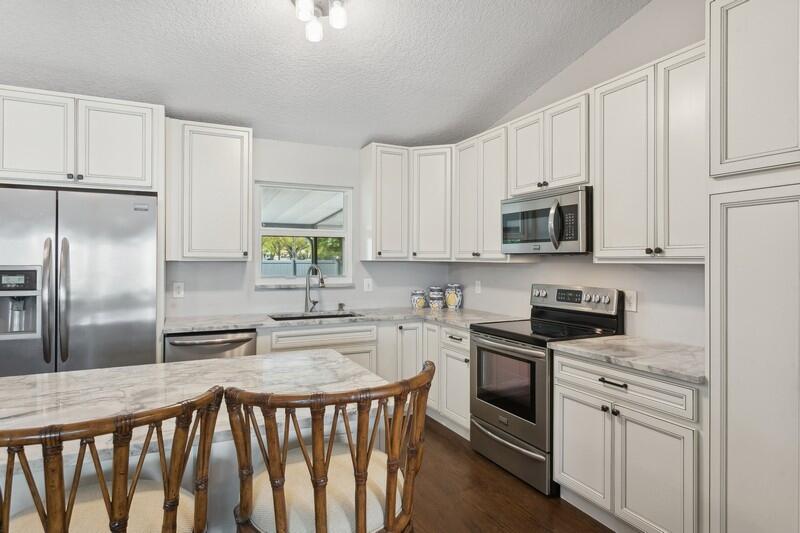 120 Greentree Circle Jupiter, FL 33458 - Photo 4 of 28 Renovated Kitchen