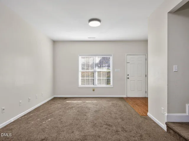 a picture of a bench in the white house