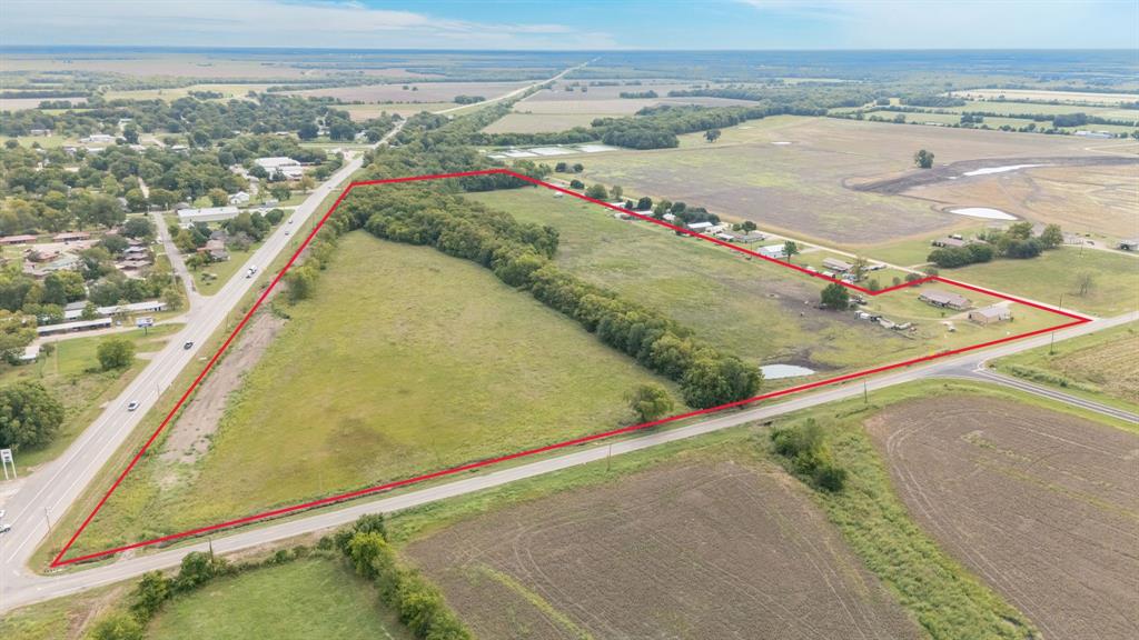 660 Milton-Minter Road Deport, TX 75435 - Photo 4 of 40 a view of a tennis court