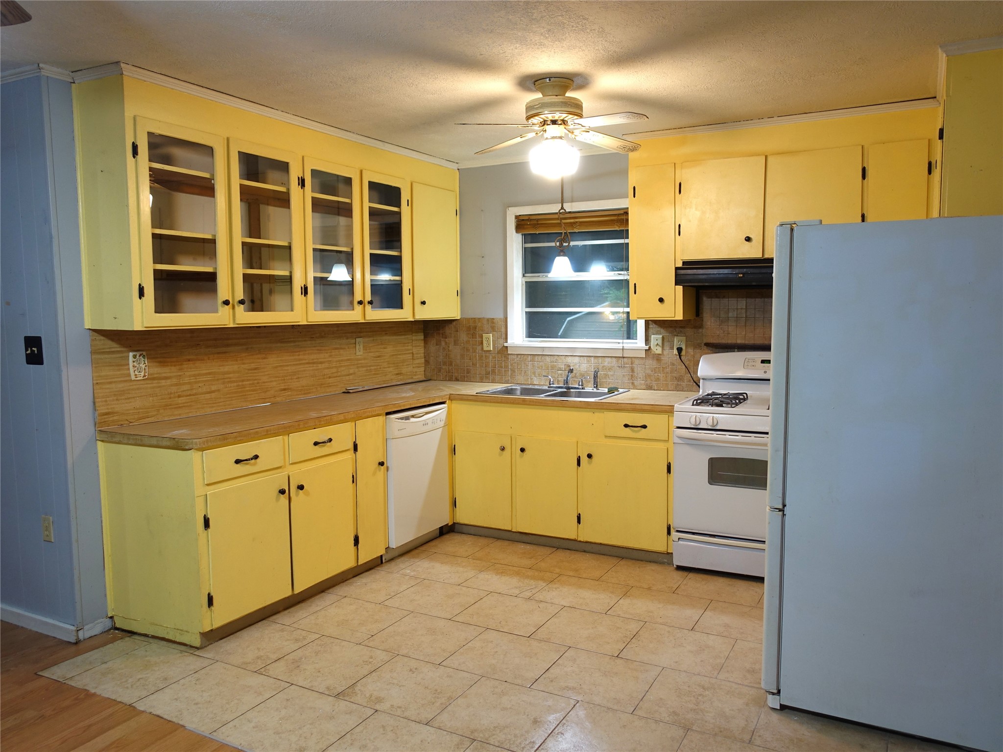 20 Hideaway Trail Coldspring, TX 77331 - Photo 11 of 24 a kitchen with a stove a sink and a refrigerator