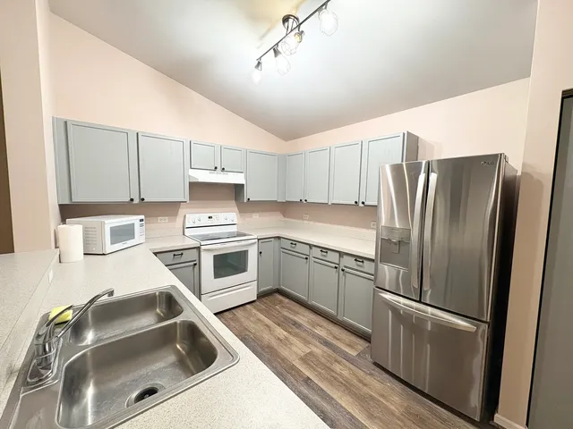 $1,500 | 2219 Silverstone Drive, Unit 2219, Carpentersville, IL 60110