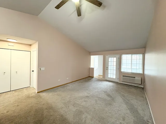 $1,500 | 2219 Silverstone Drive, Unit 2219, Carpentersville, IL 60110