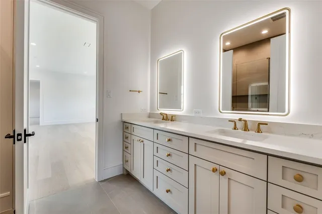 a en suite bathroom with a toilet sink and mirror