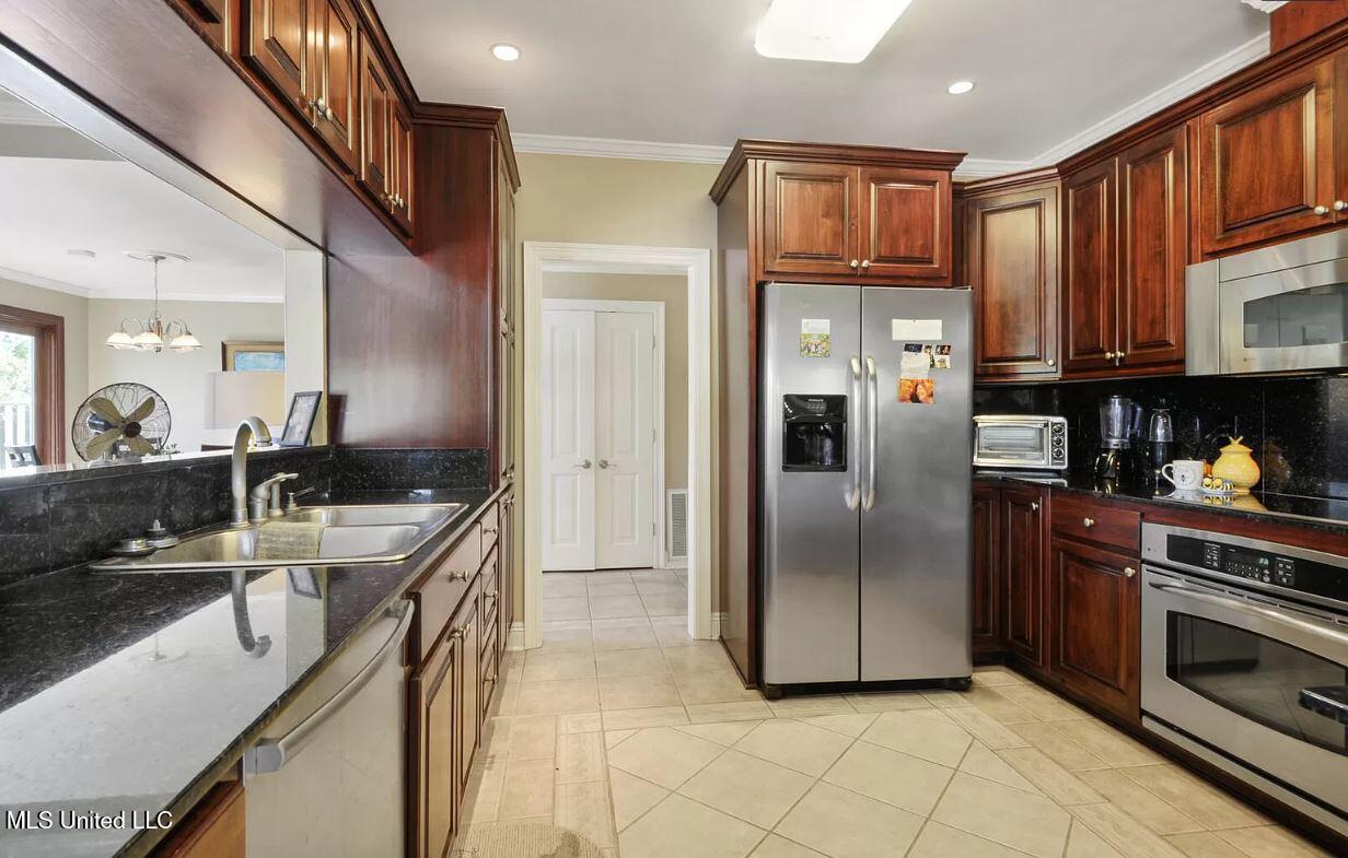 13 Keyser Lane Gulfport, MS 39507 - Photo 19 of 43 12.0 KITCHEN