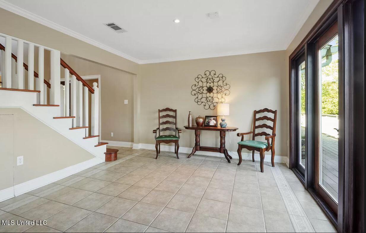 13 Keyser Lane Gulfport, MS 39507 - Photo 10 of 43 4.0 SOUTH SITTING AREA