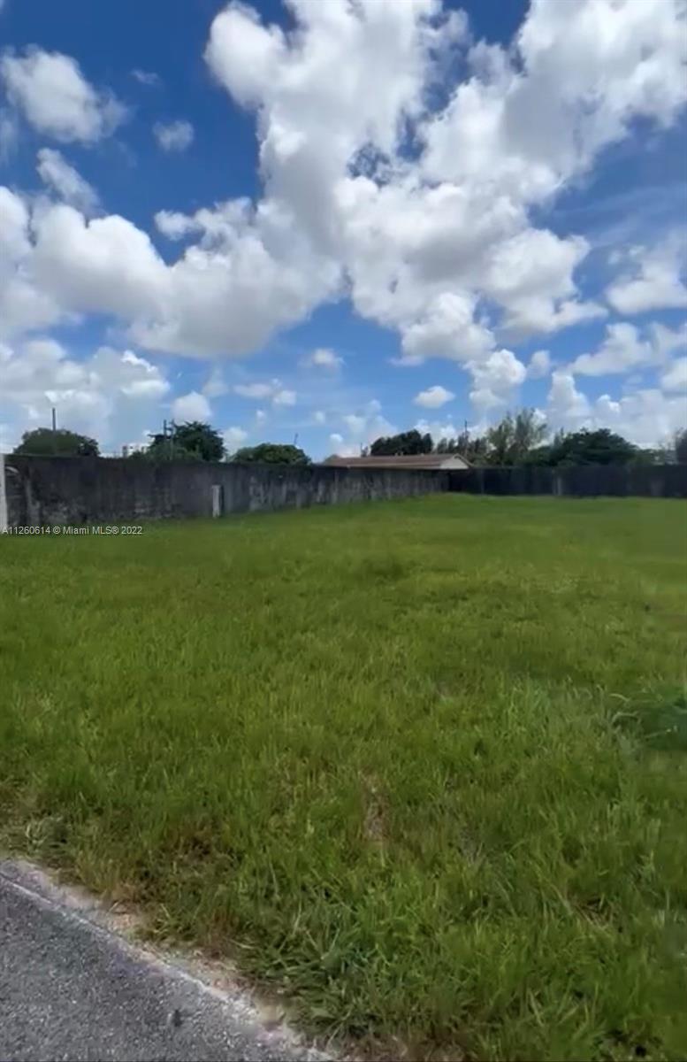Miami-Dade County Miami, FL 33177 - Photo 2 of 3 a view of a big yard with a large tree