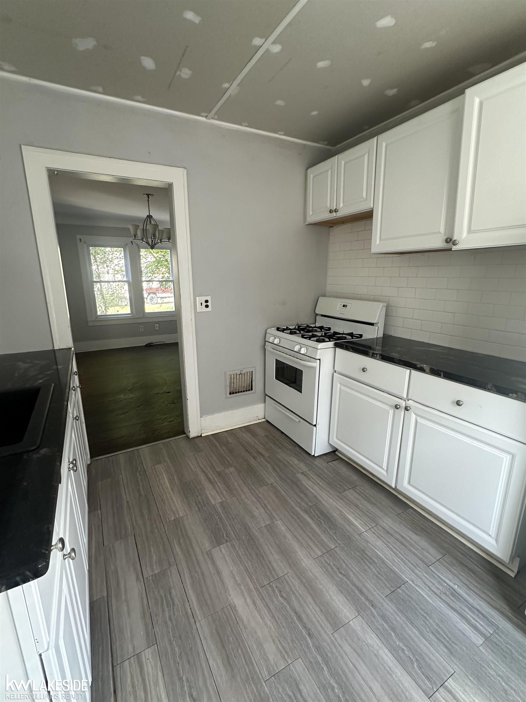 35918-35920 John R Street Wayne, MI 48184 - Photo 9 of 24 50149994-f1f197a0-dd87-4ee9-a959-9735e9e32531.JPG