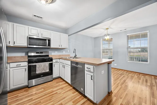 $315,000 | 568 Four Seasons Boulevard, Aurora, IL 60504