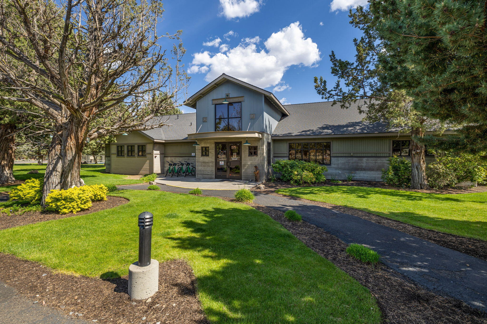 1144 Highland View Loop Redmond, OR 97756 - Photo 43 of 69 a front view of a house with garden