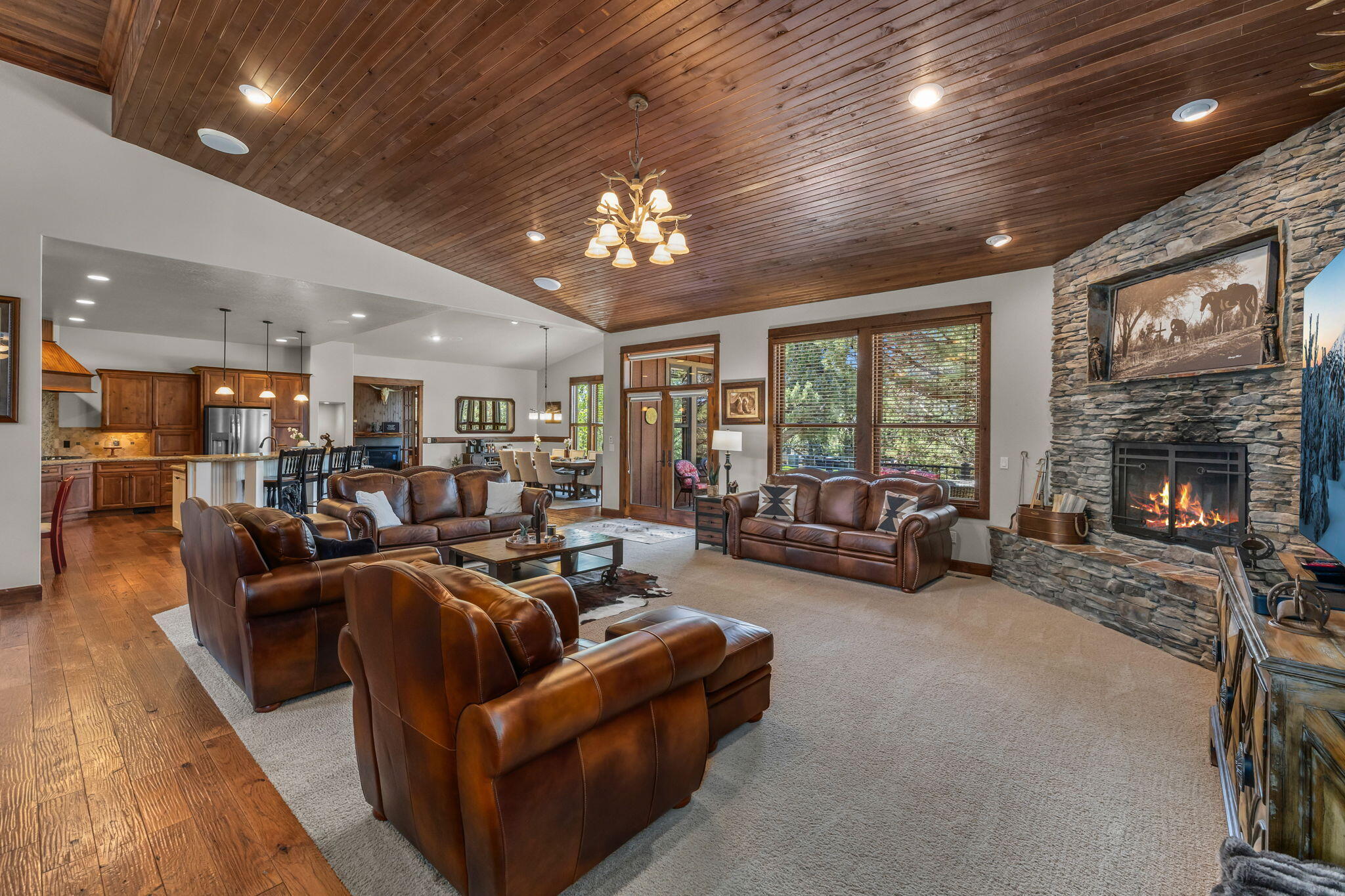 1144 Highland View Loop Redmond, OR 97756 - Photo 10 of 69 Living room view.