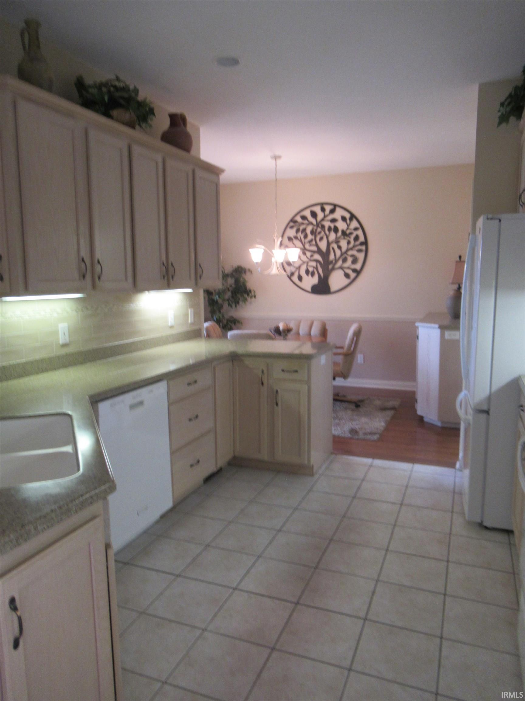 2428 Barcroft Court Fort Wayne, IN 46804 - Photo 8 of 31