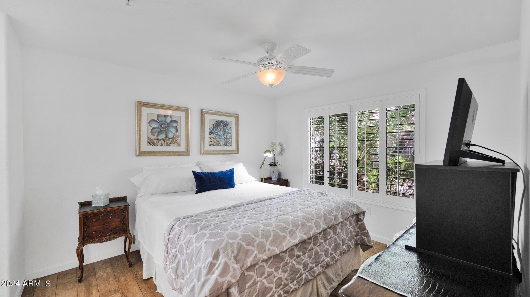 9990 North Scottsdale Road, Unit 1043 Paradise Valley, AZ 85253 - Photo 13 of 28 a bedroom with a large bed and a desk