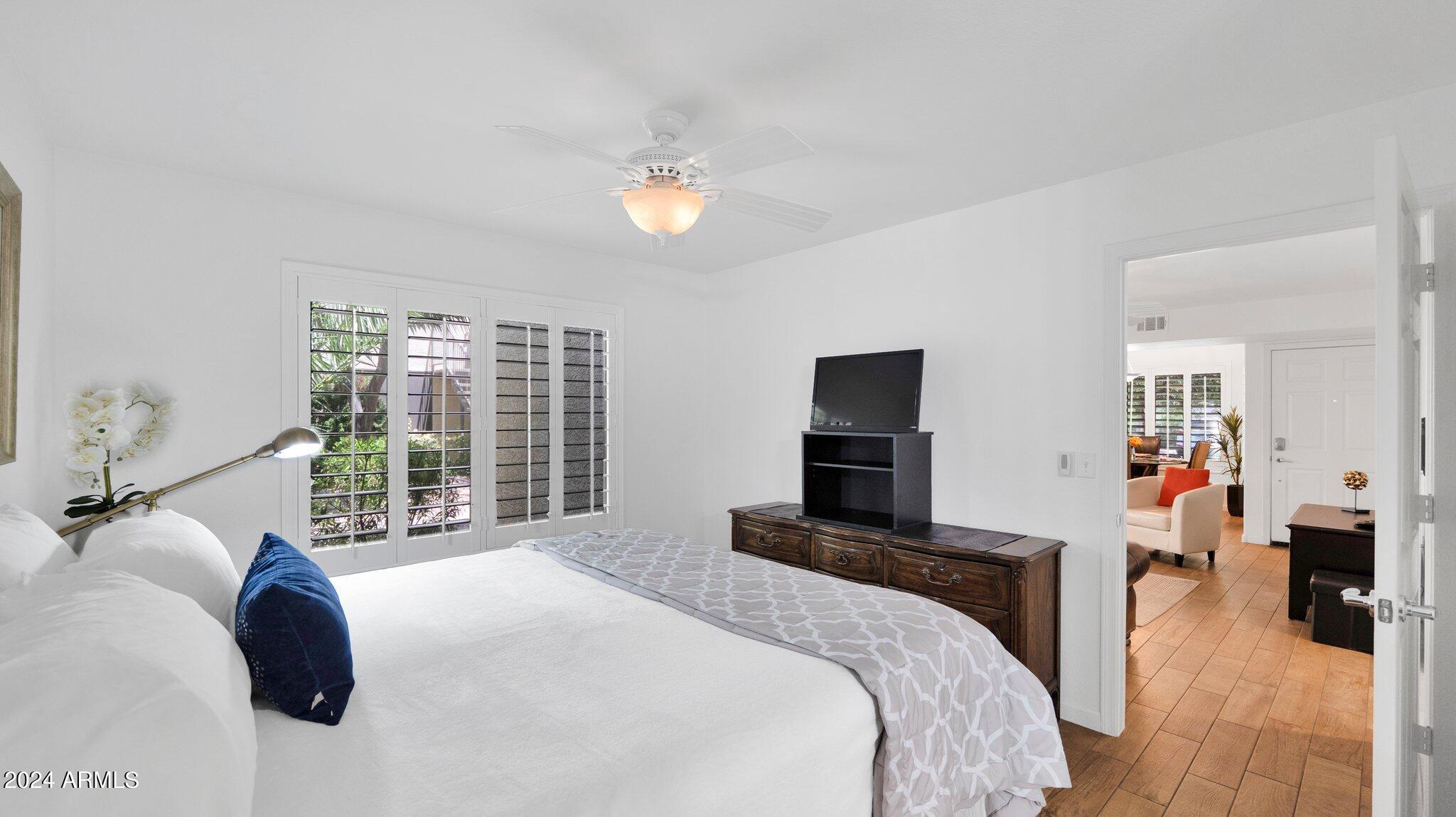 9990 North Scottsdale Road, Unit 1043 Paradise Valley, AZ 85253 - Photo 15 of 28 a bedroom with a bed and a large window