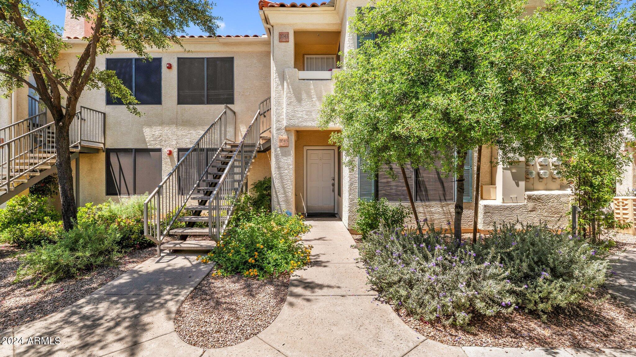 9990 North Scottsdale Road, Unit 1043 Paradise Valley, AZ 85253 - Photo 2 of 28 a front view of a house with garden