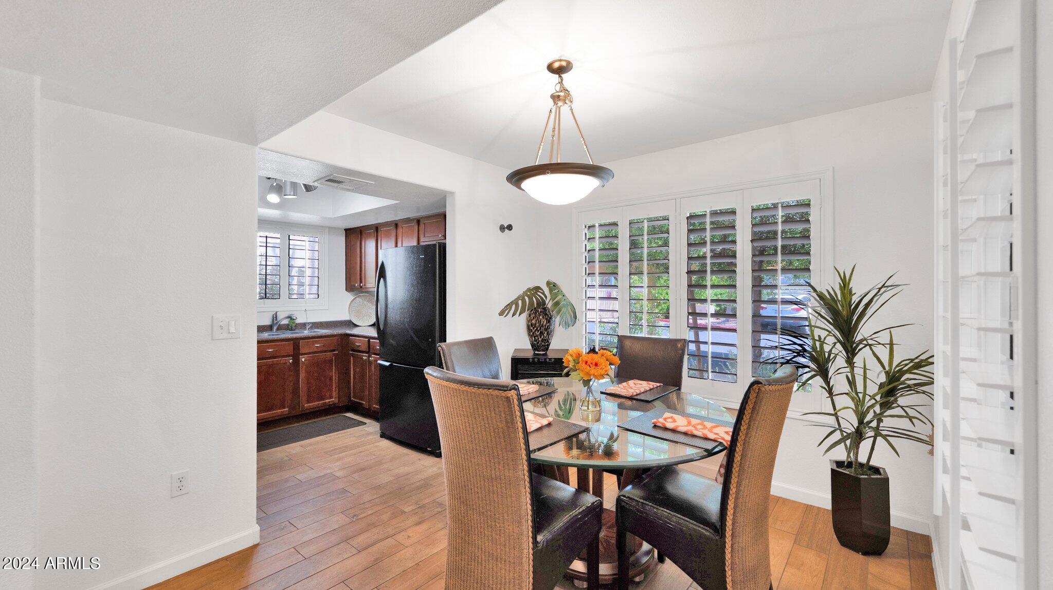 9990 North Scottsdale Road, Unit 1043 Paradise Valley, AZ 85253 - Photo 9 of 28 a workspace with furniture window and outside view