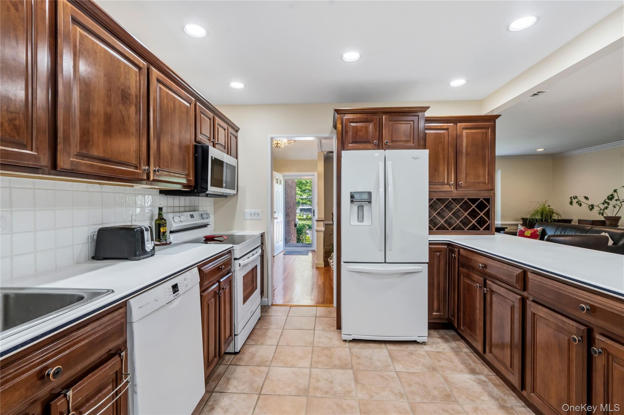 128 Atkinson Road Rockville Centre, NY 11570 - Photo 12 of 45