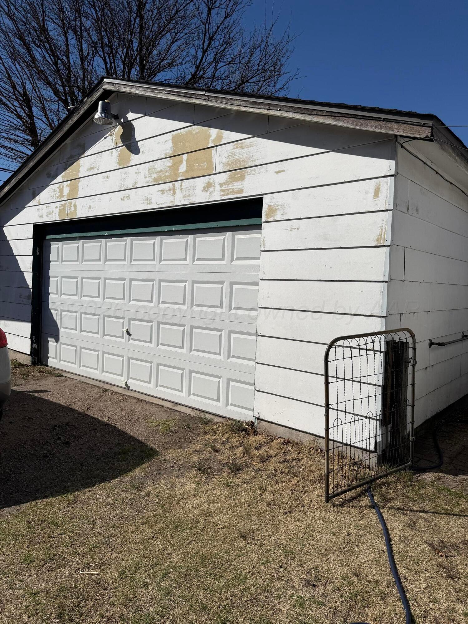 215 Hickory Street Borger, TX 79007 - Photo 16 of 18 a view of a garage