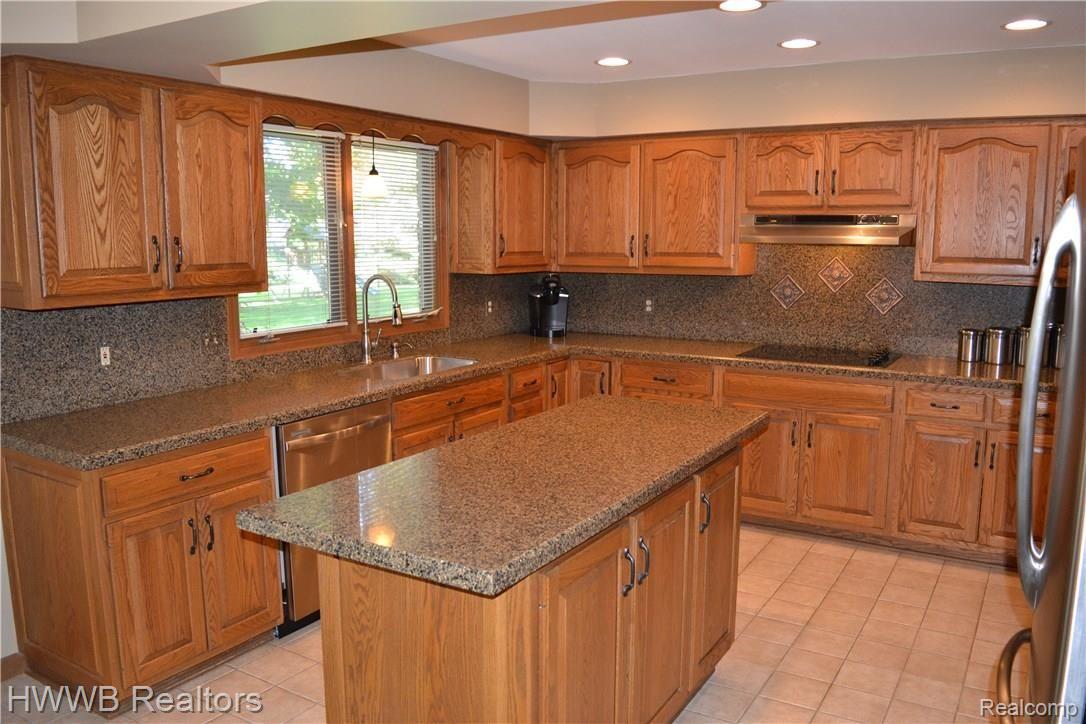 3483 Rocky Crest Court Rochester, MI 48306 - Photo 14 of 60 Kitchen