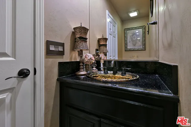 $1,295,000 | 3661 El Encanto Drive, Calabasas, CA 91302