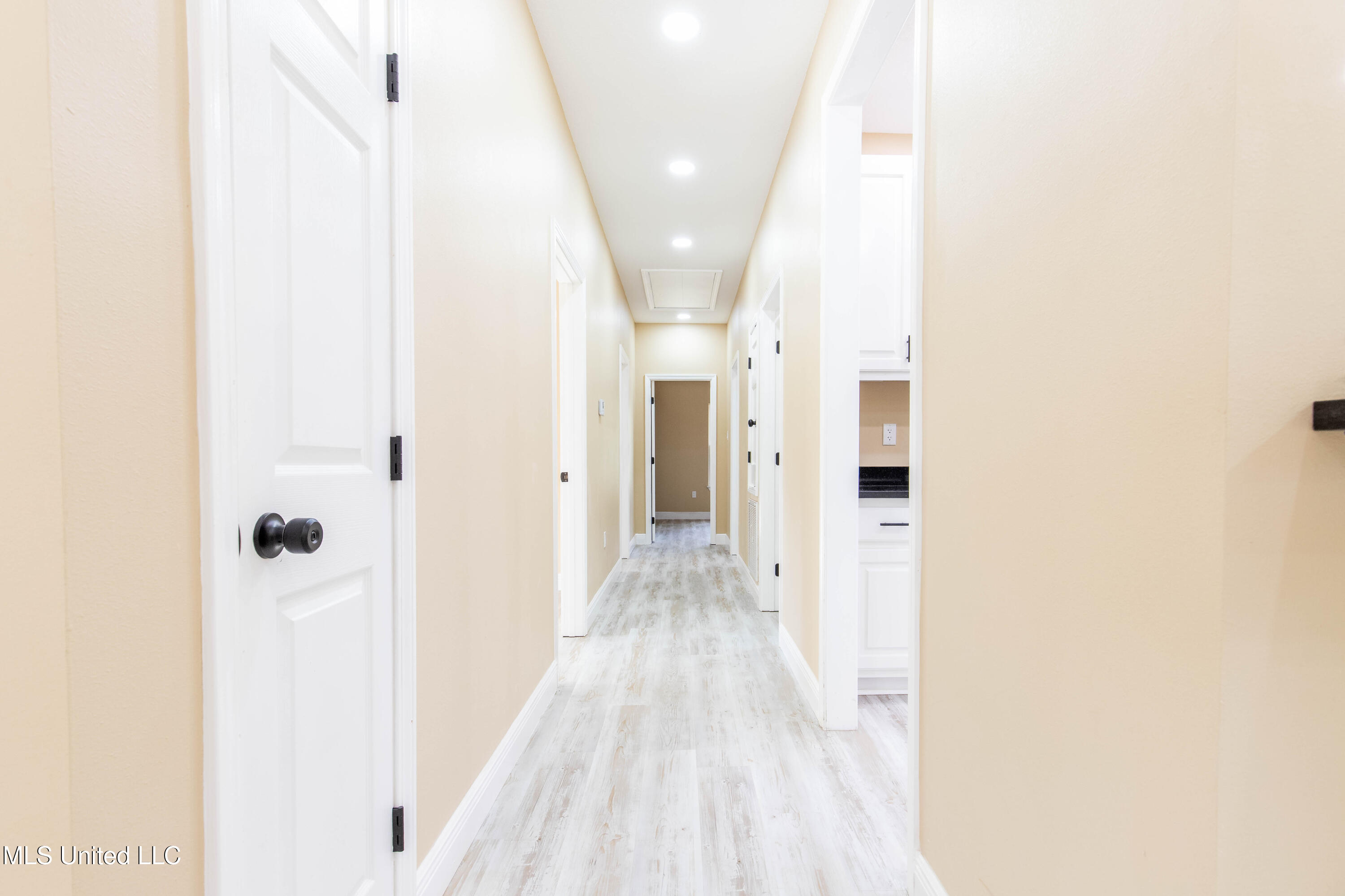 801 4th Street Picayune, MS 39466 - Photo 6 of 13 Hallway