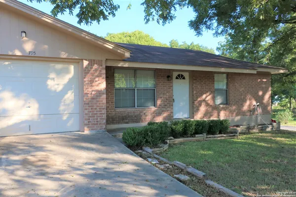 $1,525 | 795 Albert Street, New Braunfels, TX 78130
