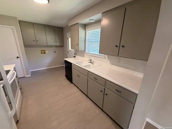$1,525 | 795 Albert Street, New Braunfels, TX 78130