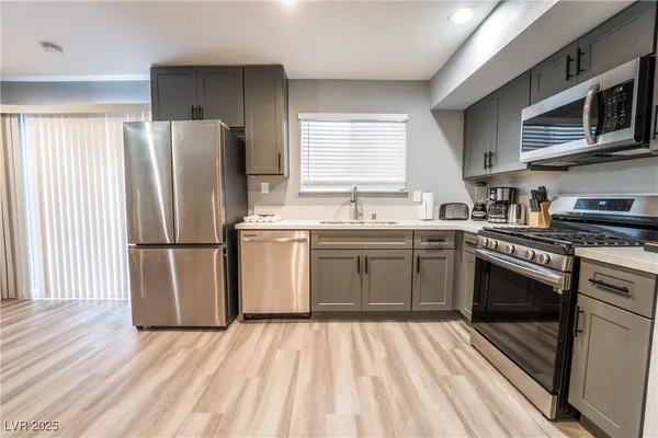 $3,300 | 3955 Savoy Court, Las Vegas, NV 89115