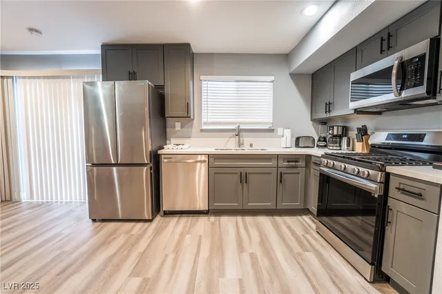 $3,300 | 3955 Savoy Court, Las Vegas, NV 89115