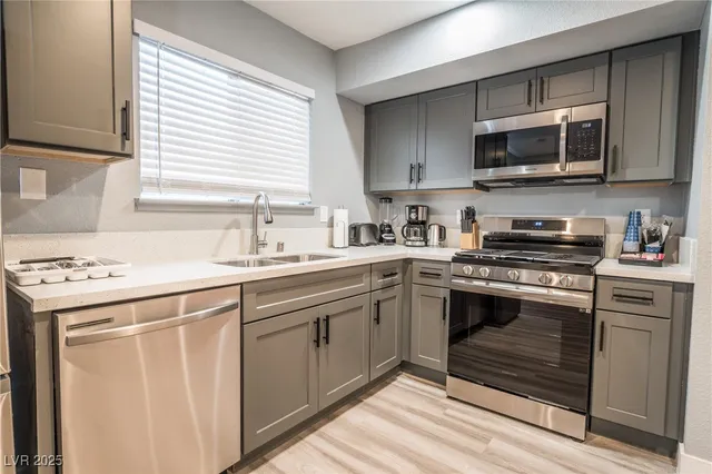 $3,300 | 3955 Savoy Court, Las Vegas, NV 89115