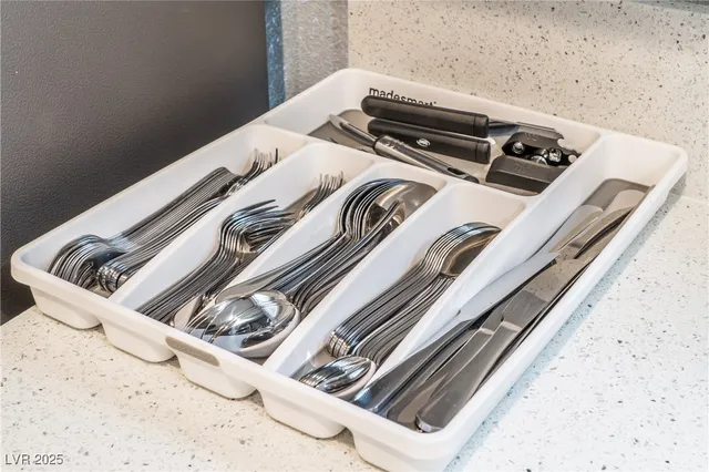 $3,300 | 3955 Savoy Court, Las Vegas, NV 89115