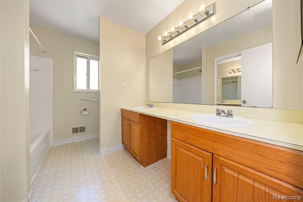 32376 Ryan Road Warren, MI 48092 - Photo 15 of 33 Gallery Image 15