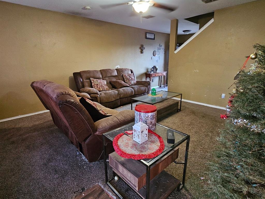 237 Cres Ridge Drive Fort Worth, TX 76140 - Photo 4 of 11 a living room with furniture and flowers
