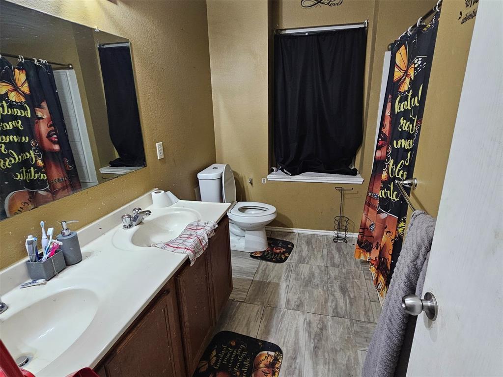 237 Cres Ridge Drive Fort Worth, TX 76140 - Photo 9 of 11 a bathroom with a sink and a mirror