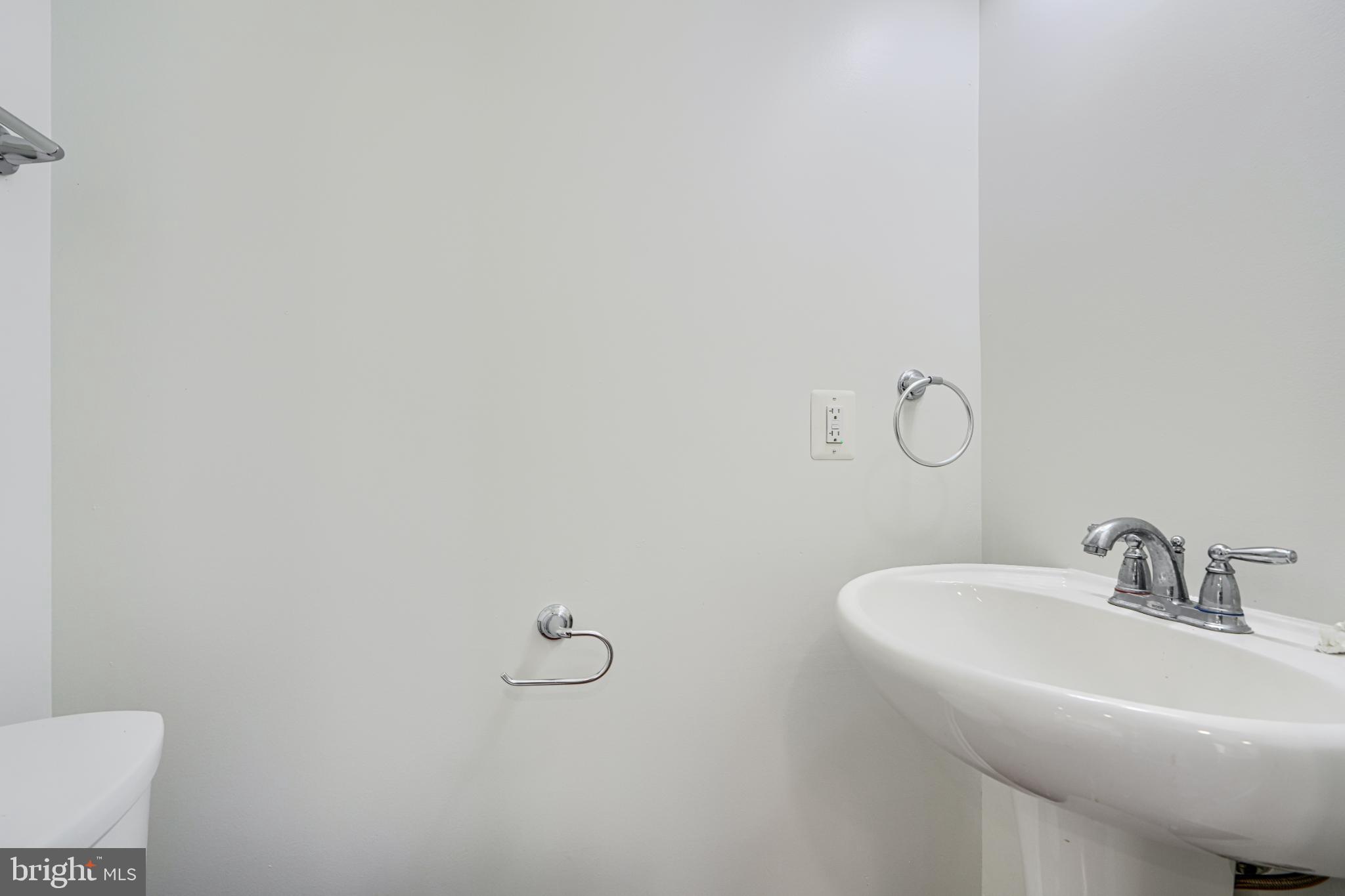 7366 Matchbox Alley Elkridge, MD 21075 - Photo 19 of 32 a bathroom with a sink and mirror