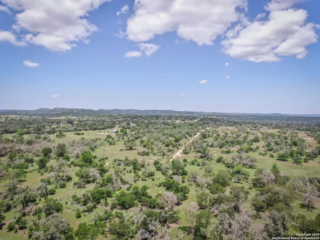 a view of yard with green space