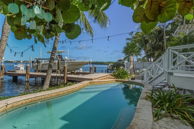 $3,200,000 | 16 North Drive, Key Largo, FL 33037