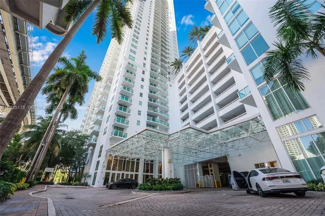 $2,800 | 31 Southeast 5th Street, Unit 409, Miami, FL 33131