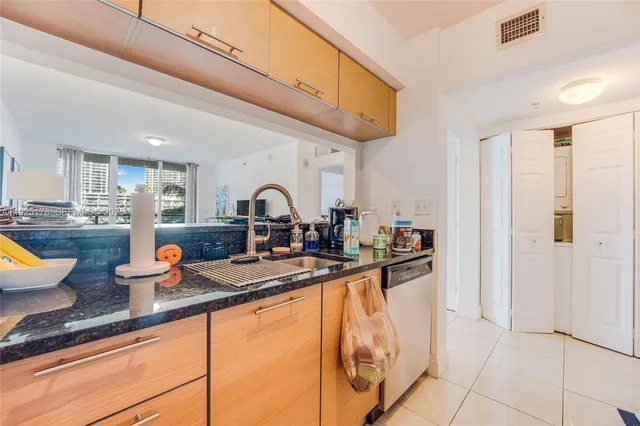 $2,800 | 31 Southeast 5th Street, Unit 409, Miami, FL 33131