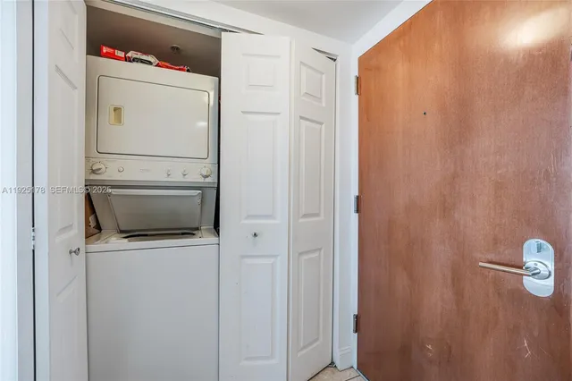 $2,800 | 31 Southeast 5th Street, Unit 409, Miami, FL 33131