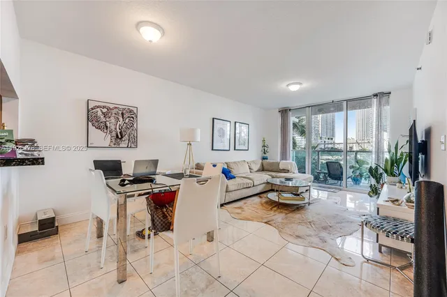 $2,800 | 31 Southeast 5th Street, Unit 409, Miami, FL 33131