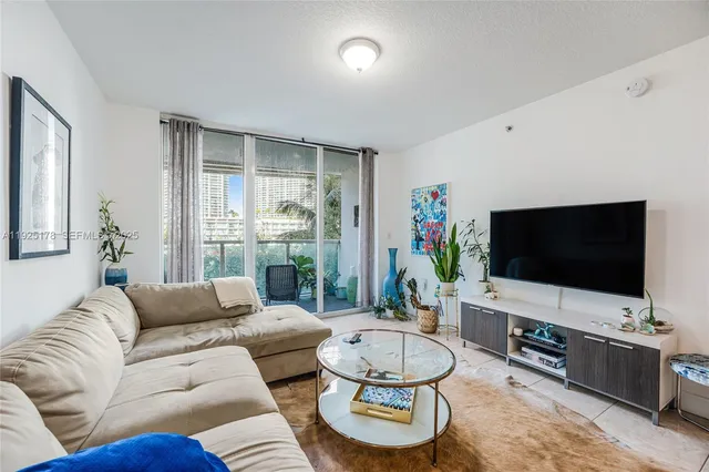 $2,800 | 31 Southeast 5th Street, Unit 409, Miami, FL 33131