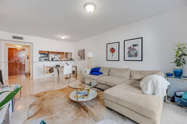 $2,800 | 31 Southeast 5th Street, Unit 409, Miami, FL 33131