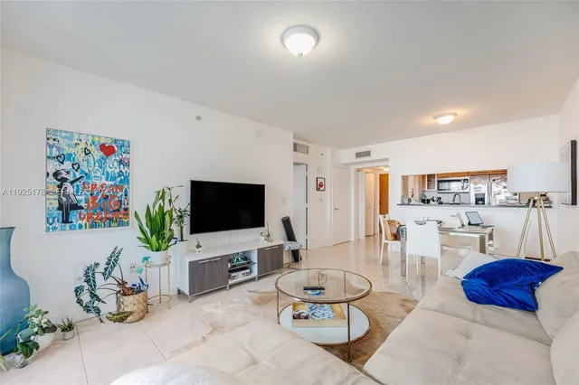 $2,800 | 31 Southeast 5th Street, Unit 409, Miami, FL 33131