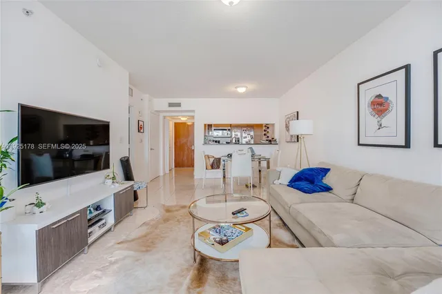 $2,800 | 31 Southeast 5th Street, Unit 409, Miami, FL 33131