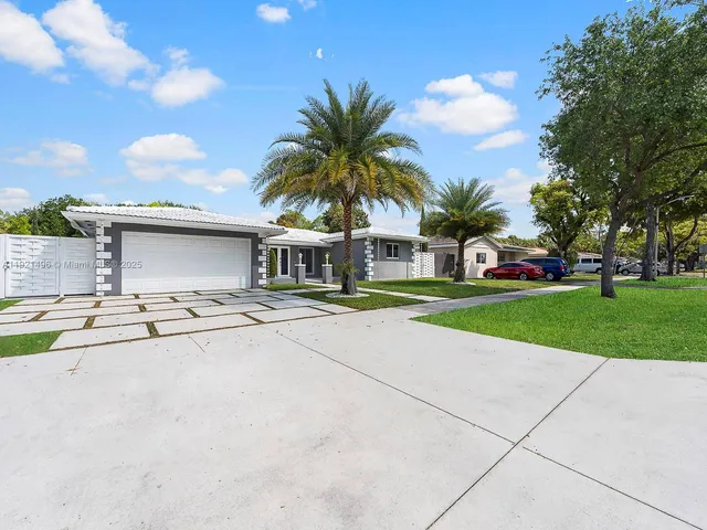$1,100,000 | 6951 Miami Lakeway South, Miami Lakes, FL 33014