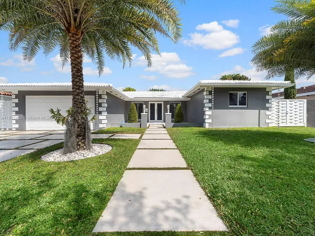 $1,100,000 | 6951 Miami Lakeway South, Miami Lakes, FL 33014