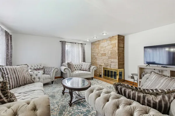 $590,000 | 6310 North La Crosse Avenue, Chicago, IL 60646